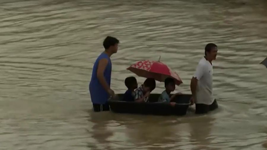 Hujan deras menyebabkan banjir di distrik Hat Yai di provinsi Songkhla, Thailand selatan, Sabtu, 23/11. (TPBS via Reuters).