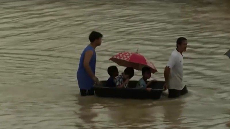 Hujan deras menyebabkan banjir di distrik Hat Yai di provinsi Songkhla, Thailand selatan, Sabtu, 23/11. (TPBS via Reuters).