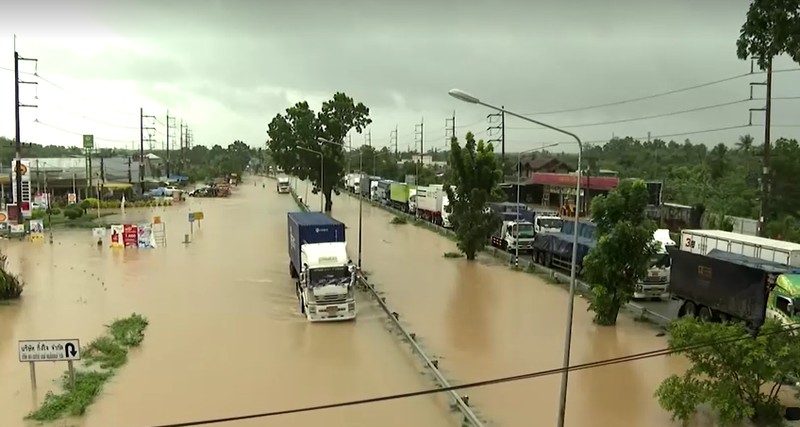 Hujan deras menyebabkan banjir di distrik Hat Yai di provinsi Songkhla, Thailand selatan, Sabtu, 23/11. (TPBS via Reuters).