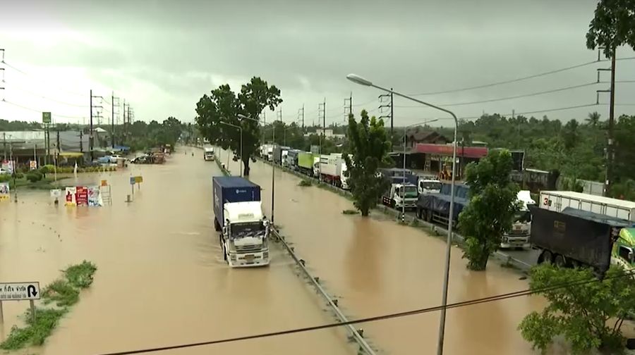 Hujan deras menyebabkan banjir di distrik Hat Yai di provinsi Songkhla, Thailand selatan, Sabtu, 23/11. (TPBS via Reuters).