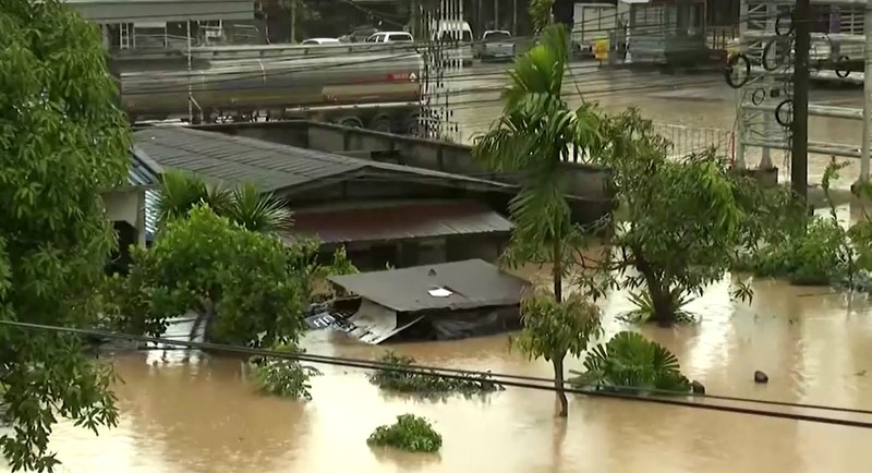 Hujan deras menyebabkan banjir di distrik Hat Yai di provinsi Songkhla, Thailand selatan, Sabtu, 23/11. (TPBS via Reuters).