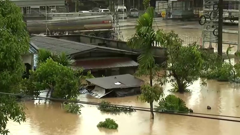Hujan deras menyebabkan banjir di distrik Hat Yai di provinsi Songkhla, Thailand selatan, Sabtu, 23/11. (TPBS via Reuters).