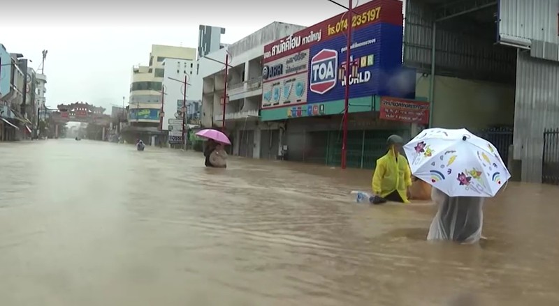 Hujan deras menyebabkan banjir di distrik Hat Yai di provinsi Songkhla, Thailand selatan, Sabtu, 23/11. (TPBS via Reuters).