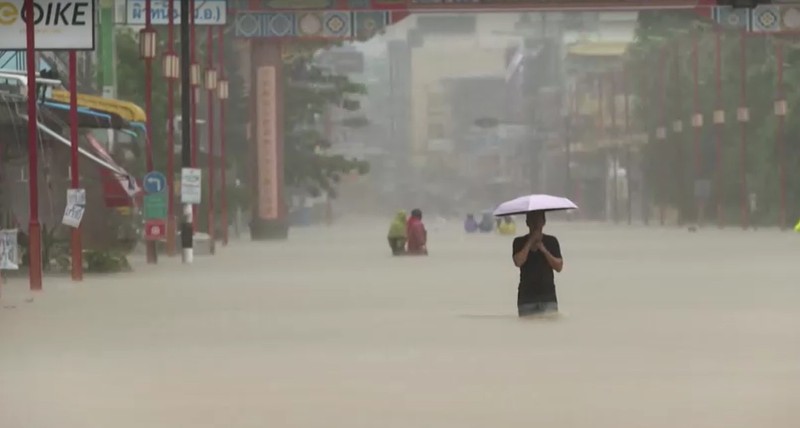 Hujan deras menyebabkan banjir di distrik Hat Yai di provinsi Songkhla, Thailand selatan, Sabtu, 23/11. (TPBS via Reuters).