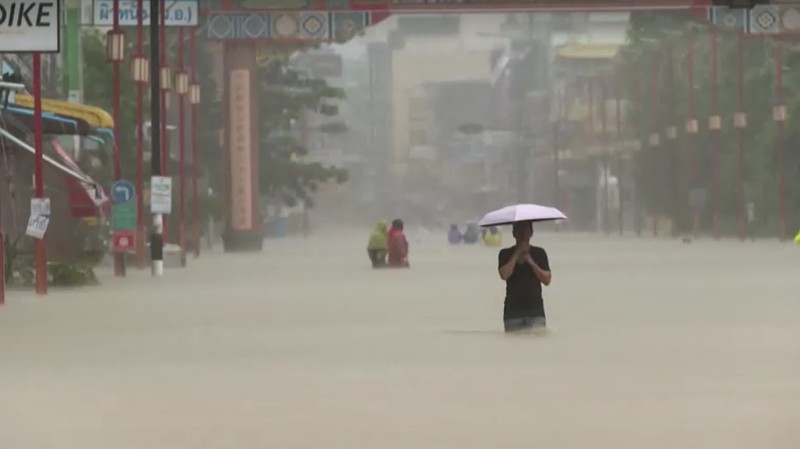 Hujan deras menyebabkan banjir di distrik Hat Yai di provinsi Songkhla, Thailand selatan, Sabtu, 23/11. (TPBS via Reuters).