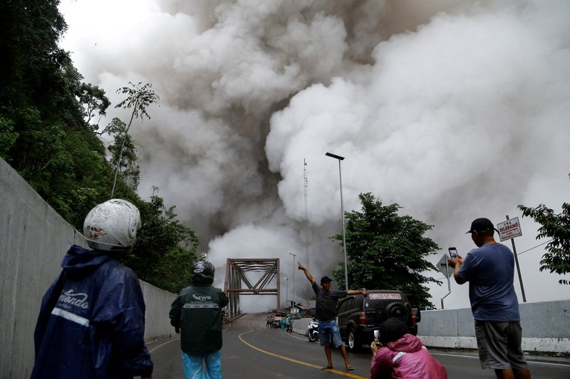 Presiden Prabowo Subianto secara resmi meluncurkan Program Digitalisasi Pembelajaran untuk Indonesia Cerdas dalam sebuah acara yang digelar terpusat di SMP Negeri 4 Kota Bekasi, pada Senin, 17 November 2025. (BPMI Setpres)