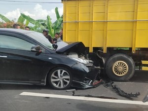 Mobil Yaris Tabrak Truk Parkir di Banyuasri, Pengemudi 19 Tahun Luka-luka