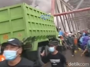 Pengendara Kalang Kabut Saat Asap Panas Semeru Muncul di Gladak Perak