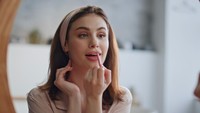Bibir Terlihat Flat Saat Pakai Lip Product? Coba Teknik Layering Ini