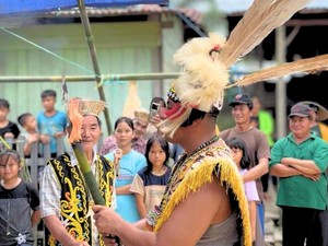 Makna Tiup Obor dalam Pernikahan Adat Dayak Kenyah Bakung