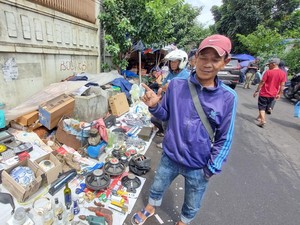 Pedagang Loak Jatinegara Cerita Beli-Jual Barang Random: Pasti Jadi Duit