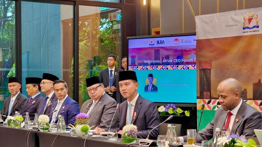 Wakil Presiden Gibran Rakabuming Raka dan Menko Perekonomian Airlangga Hartarto dalam peluncuran Indonesia–South Africa High-Level Business Council (ISA–HLBC) di G20 2025, Afrika Selatan, Jumat (21/11/2025).