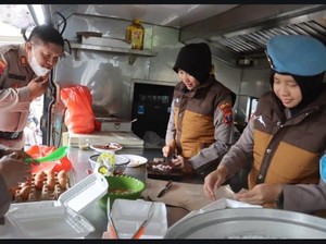 Dapur Lapangan Polda Jatim Penuhi Kebutuhan Makan Pengungsi Semeru