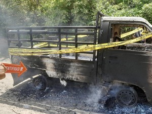 Warga Bima Bakar Pikap Terduga Pencuri Ternak, Tiga Pria Kabur