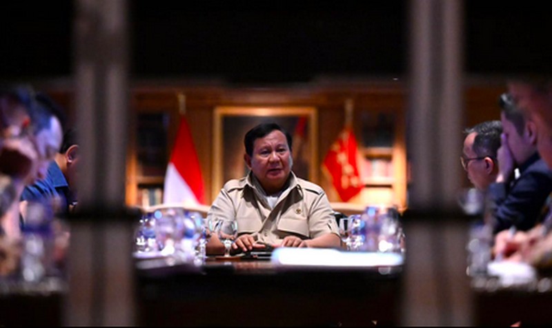 Presiden Prabowo Subianto mengadakan pertemuan dengan sejumlah anggota Kabinet Merah Putih di kediamannya di Hambalang, Bogor, pada Minggu, 23 November 2025. (Instagram/Sekretariat.kabinet)