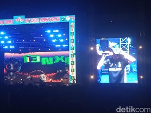 Tenxi Bikin Party di Highschool Fest