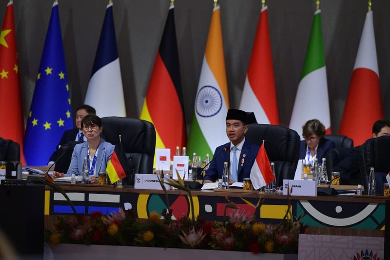 Indonesia's Vice President Gibran Rakabuming Raka and German Finance Minister and Vice Chancellor Lars Klingbeil attend a plenary session on the opening day of the G20 leaders' Summit at the Nasrec Expo Centre in Johannesburg, South Africa, November 22, 2025. REUTERS/Thomas Mukoya/Pool