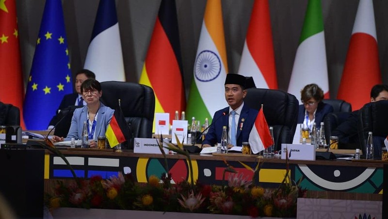 Indonesia's Vice President Gibran Rakabuming Raka and German Finance Minister and Vice Chancellor Lars Klingbeil attend a plenary session on the opening day of the G20 leaders' Summit at the Nasrec Expo Centre in Johannesburg, South Africa, November 22, 2025. REUTERS/Thomas Mukoya/Pool