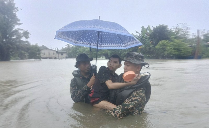 Pemandangan drone menunjukkan orang-orang berjalan di daerah banjir di distrik Hat Yai, Songkhla, Thailand, 23 November 2025. (REUTERS/Roylee Suriyaworakul)