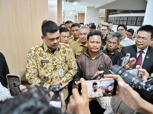 Usai Bertemu Warga, Bobby Janji Kirim Surat Rekomendasi Tutup TPL ke Pusat