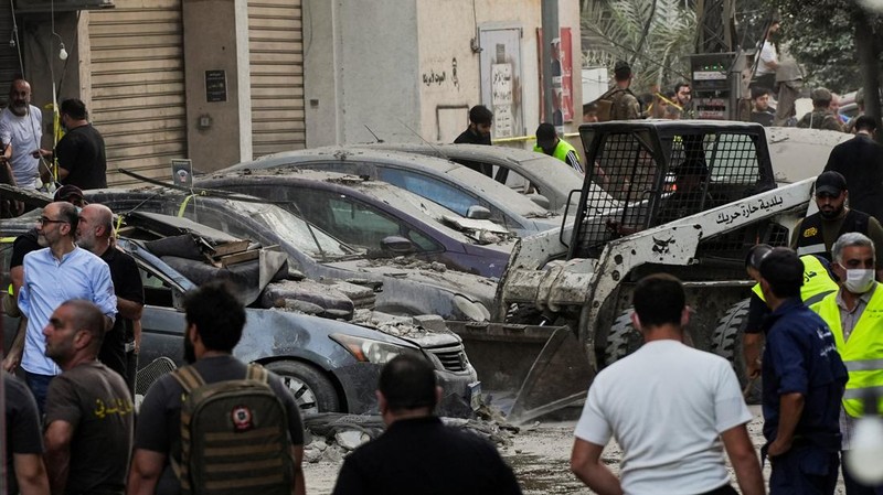 Members of the Lebanese army secure the area near the site of an Israeli strike, after Israeli military said on Sunday that it struck a militant from the Lebanese Iran-aligned Hezbollah group, in Beirut's southern suburbs, Lebanon November 23, 2025. REUTERS/Mohamed Azakir