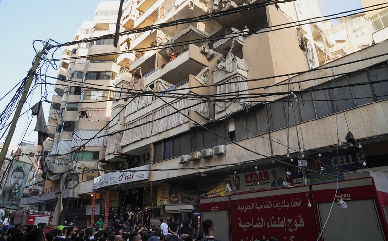 Members of the Lebanese army secure the area near the site of an Israeli strike, after Israeli military said on Sunday that it struck a militant from the Lebanese Iran-aligned Hezbollah group, in Beirut's southern suburbs, Lebanon November 23, 2025. REUTERS/Mohamed Azakir