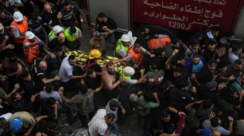 Members of the Lebanese army secure the area near the site of an Israeli strike, after Israeli military said on Sunday that it struck a militant from the Lebanese Iran-aligned Hezbollah group, in Beirut's southern suburbs, Lebanon November 23, 2025. REUTERS/Mohamed Azakir