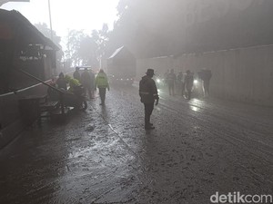Video Nyaris Gelap! Sore Bak Malam di Jalur Lumajang-Malang gegara Abu Semeru
