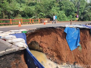 Video: Jembatan Cikaleho Longsor, Jalan Nasional Ciamis-Cirebon Lumpuh