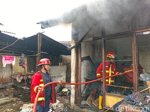 Kebakaran Hanguskan 4 Rumah Kos di Padang