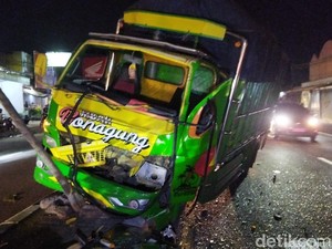 Hindari Motor, Kijang Diseruduk 2 Truk di Jogonalan Klaten