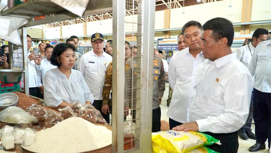 Kepala Badan Pangan Nasional (Bapanas) yang juga sebagai Menteri Pertanian (Mentan) Amran Sulaiman di Pasar Legi, Surakarta, Jawa Tengah pada Kamis (13/11/2025), didampingi Wamentan Sudaryono dan jaajran pejabat terkait. (Dok. Bapanas)