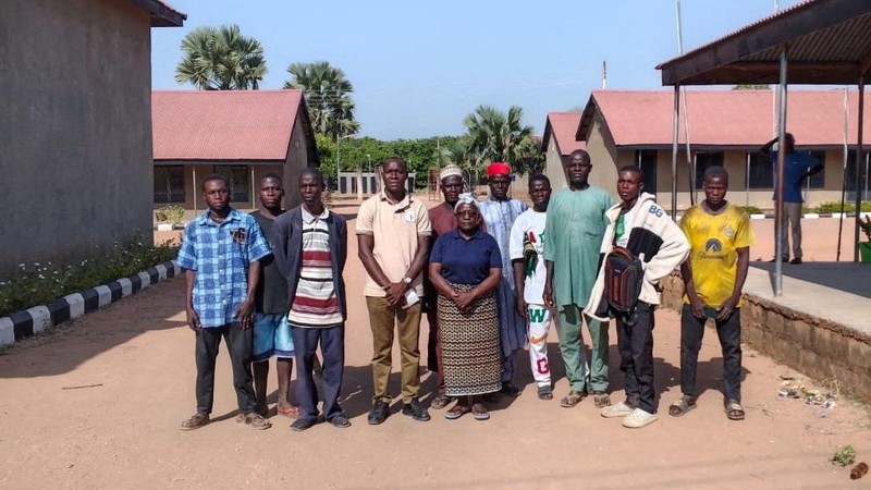 Barang-barang dan pakaian yang ditinggalkan di Sekolah St. Mary, di Papiri, negara bagian Niger, Nigeria, dalam gambar selebaran tanpa tanggal yang diperoleh Reuters pada tanggal 23 November 2025, menyusul laporan penculikan lebih dari 300 anak dan staf dari sekolah Katolik tersebut pada tanggal 21 November 2025. (Social Communications Department/Catholic Diocese of Kontagora/Handout via REUTERS)