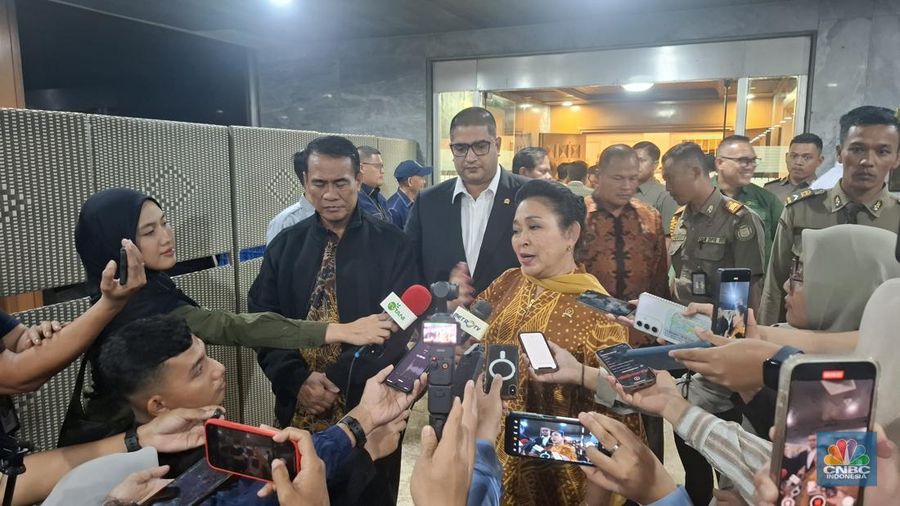 Ketua Komisi IV DPR RI, Siti Hediati Hariyadi alias Titiek Soeharto saat ditemui wartawan setelah rapat kerja (raker) bersama Komisi IV DPR RI, Senin (24/11/2025). (CNBC Indonesia/Chandra Dwi Pranata)