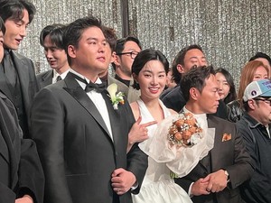 Lee Jang Woo dan Jo Hye Won Menikah, Bawa Buket Bunga Unik Berisi Kue Kenari