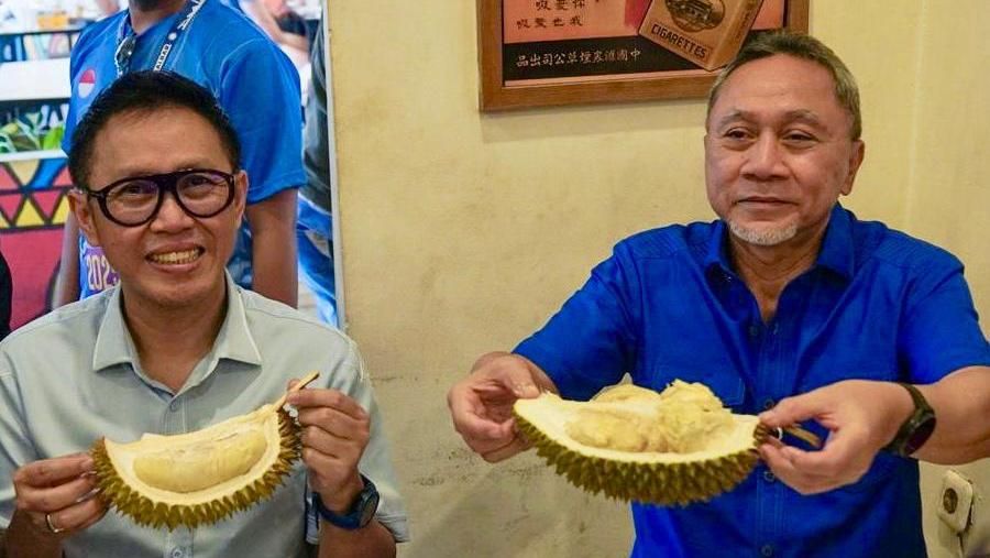 Menteri Koordinator Bidang Pangan Zulkifli Hasan menyempatkan diri untuk kuliner durian lokal Pontianak. (Dok. Istimewa)