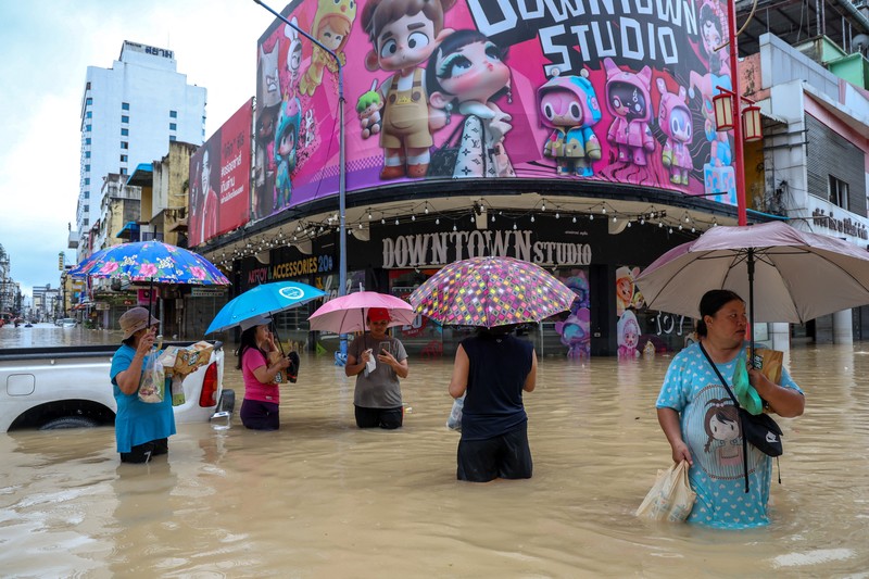 Pemandangan drone menunjukkan orang-orang berjalan di daerah banjir di distrik Hat Yai, Songkhla, Thailand, 23 November 2025. (REUTERS/Roylee Suriyaworakul)