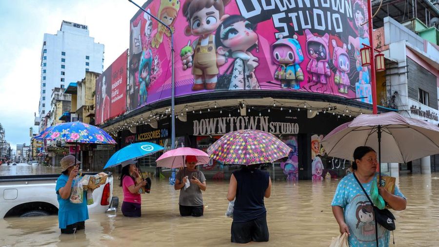 Pemandangan drone menunjukkan orang-orang berjalan di daerah banjir di distrik Hat Yai, Songkhla, Thailand, 23 November 2025. (REUTERS/Roylee Suriyaworakul)
