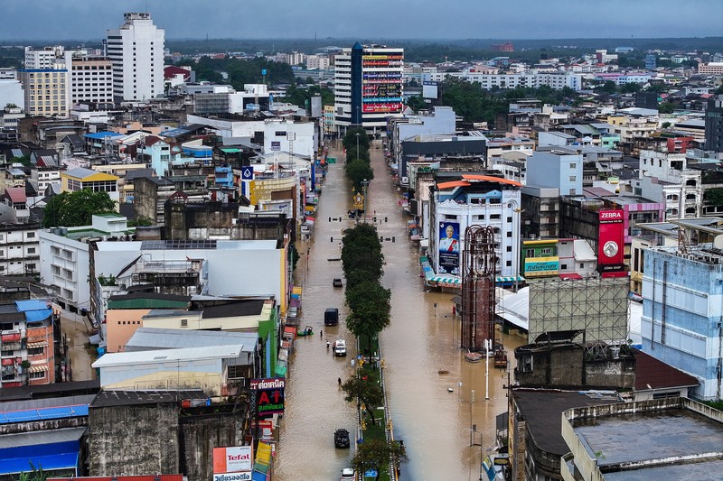 Pemandangan drone menunjukkan orang-orang berjalan di daerah banjir di distrik Hat Yai, Songkhla, Thailand, 23 November 2025. (REUTERS/Roylee Suriyaworakul)