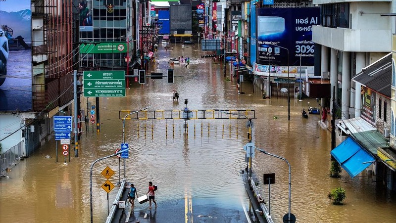 Pemandangan drone menunjukkan orang-orang berjalan di daerah banjir di distrik Hat Yai, Songkhla, Thailand, 23 November 2025. (REUTERS/Roylee Suriyaworakul)