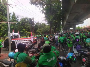 Pengemudi Ojol Demo Tutup Jalan di Pettarani Makassar, Lalin Macet