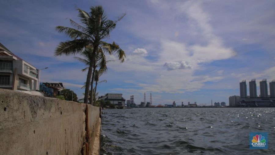 Pengendara sepeda motor melintas di samping tanggul Pantai Mutiara, Penjaringan, Jakarta Utara, Senin (24/11/2025). (CNBC Indonesia/Faisal Rahman)