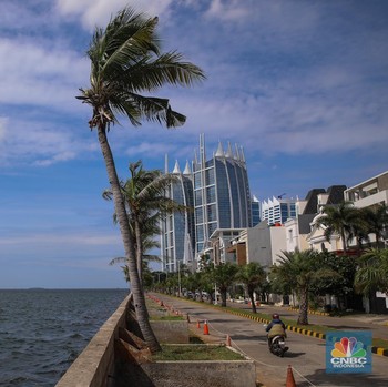 Potret Air Laut Lebih Tinggi dari Jalan di Tepi Jakarta