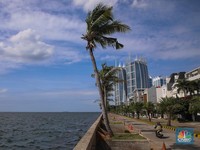 Potret Air Laut Lebih Tinggi dari Jalan di Tepi Jakarta