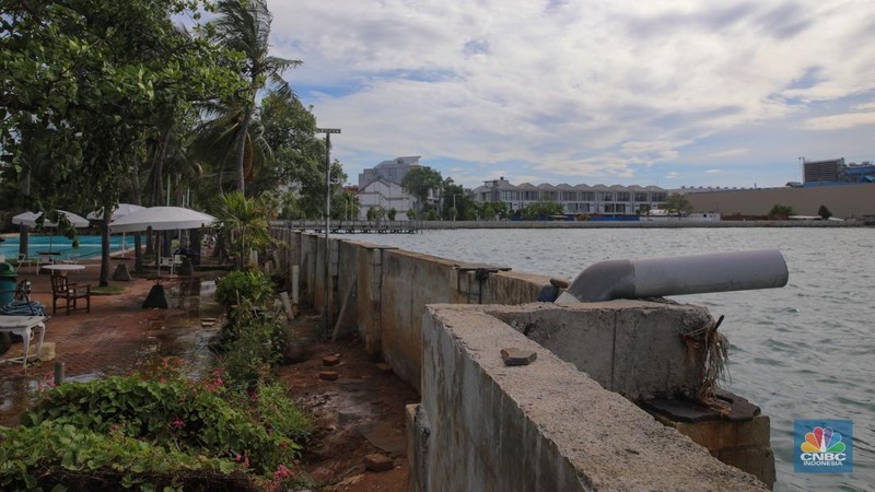 Pengendara sepeda motor melintas di samping tanggul Pantai Mutiara, Penjaringan, Jakarta Utara, Senin (24/11/2025). (CNBC Indonesia/Faisal Rahman)
