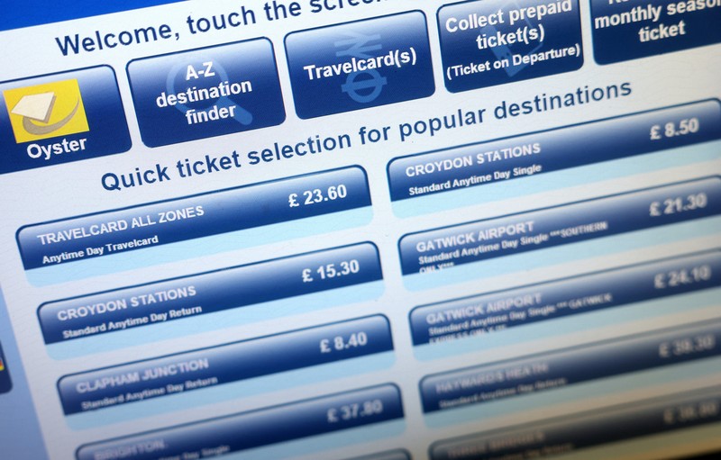 Penumpang berjalan di Stasiun Victoria saat pemerintah mengumumkan tarif kereta api di Inggris akan dibekukan tahun depan untuk pertama kalinya dalam 30 tahun, sebelum anggaran ditetapkan, di London, Inggris, 24 November 2025. (REUTERS/Hannah McKay)