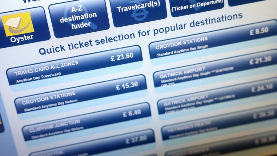 Penumpang berjalan di Stasiun Victoria saat pemerintah mengumumkan tarif kereta api di Inggris akan dibekukan tahun depan untuk pertama kalinya dalam 30 tahun, sebelum anggaran ditetapkan, di London, Inggris, 24 November 2025. (REUTERS/Hannah McKay)