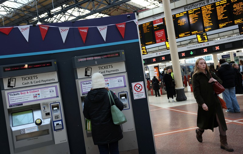Penumpang berjalan di Stasiun Victoria saat pemerintah mengumumkan tarif kereta api di Inggris akan dibekukan tahun depan untuk pertama kalinya dalam 30 tahun, sebelum anggaran ditetapkan, di London, Inggris, 24 November 2025. (REUTERS/Hannah McKay)