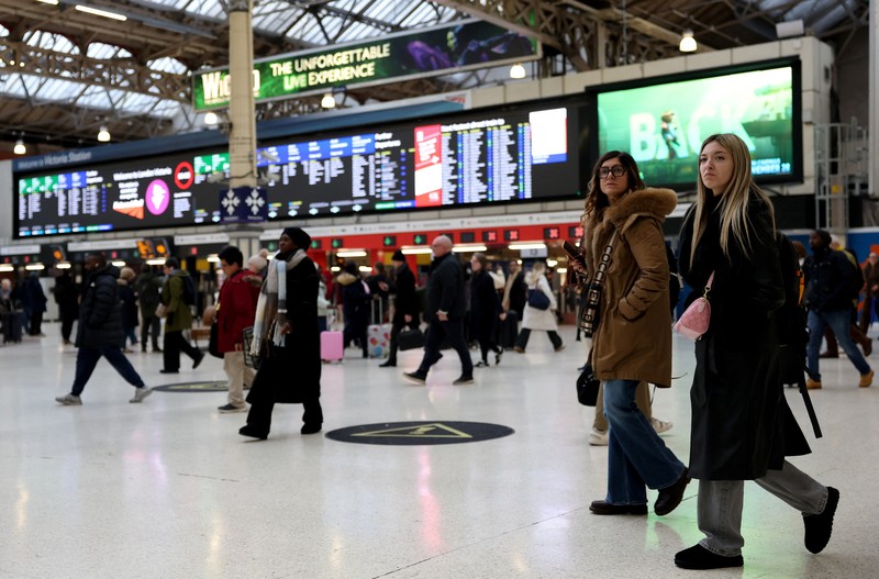 Penumpang berjalan di Stasiun Victoria saat pemerintah mengumumkan tarif kereta api di Inggris akan dibekukan tahun depan untuk pertama kalinya dalam 30 tahun, sebelum anggaran ditetapkan, di London, Inggris, 24 November 2025. (REUTERS/Hannah McKay)