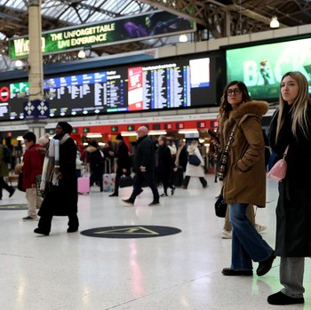 Inggris Bekukan Tarif Kereta, Penumpang Hemat-Negara Untung